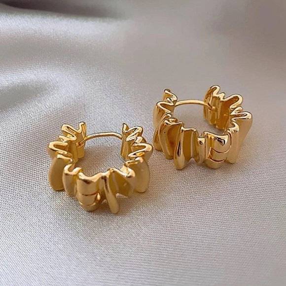 Gold crinkle huggie hoop earrings ✨ - Picture 3 of 6